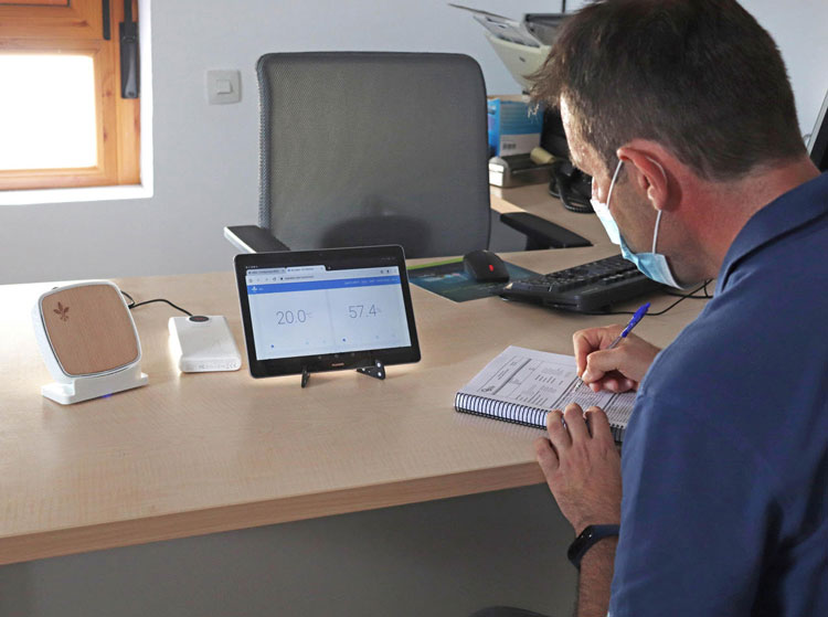 Antonio salvatierra analizando la calidad del aire