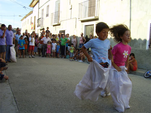 cucañas,carreas de sacos,carreras de bicis