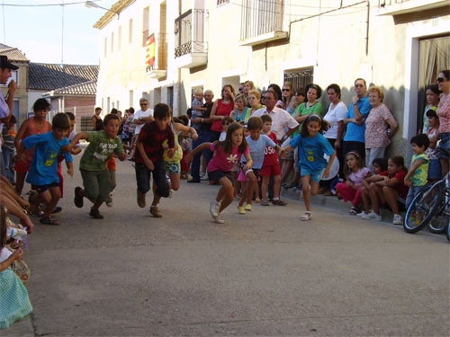 cucañas,carreas de sacos,carreras de bicis