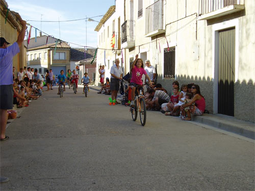cucañas,carreas de sacos,carreras de bicis