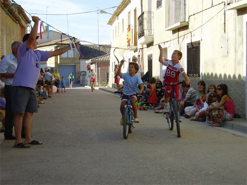 cucañas,carreas de sacos,carreras de bicis