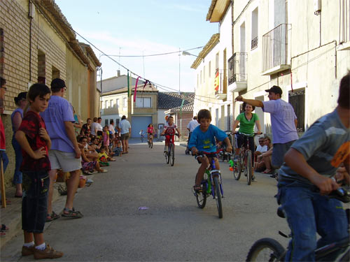 cucañas,carreas de sacos,carreras de bicis