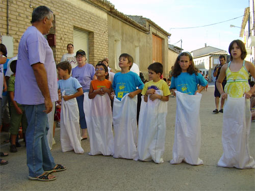 cucañas,carreas de sacos,carreras de bicis