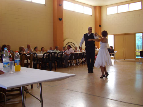 jhomenaje a la trecera edad con actuación de baile