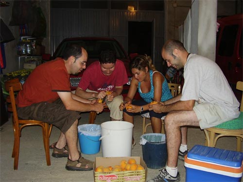 Preparando el melocotón con vino 