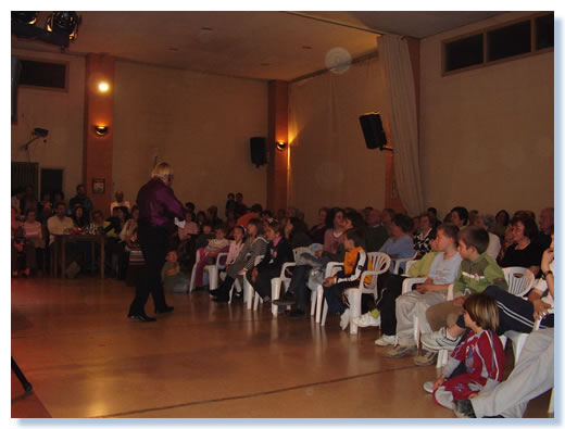 el mago oskar con sus trucos de cartas