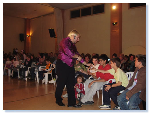 el mago oskar con sus trucos de cartas