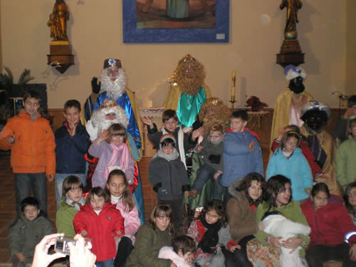 foto de sus majestades con todos los ni&ntilde;os